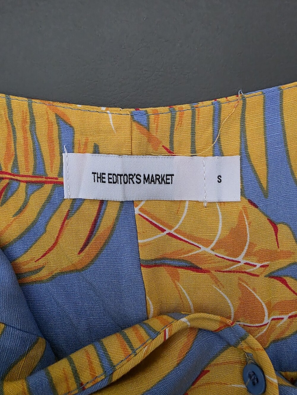 The Editor’s Market Delina Midi Dress Sky Blue Yellow Tropical Palm Print Tie - Picture 7 of 7